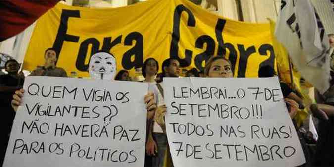 Manifestantes e policiais se enfrentaram com morteiros e tiros de bala de borracha, 10 pessoas ficaram feridas com estilhaos de bombas de efeito moral(foto: Fernando Frazo/ABr)