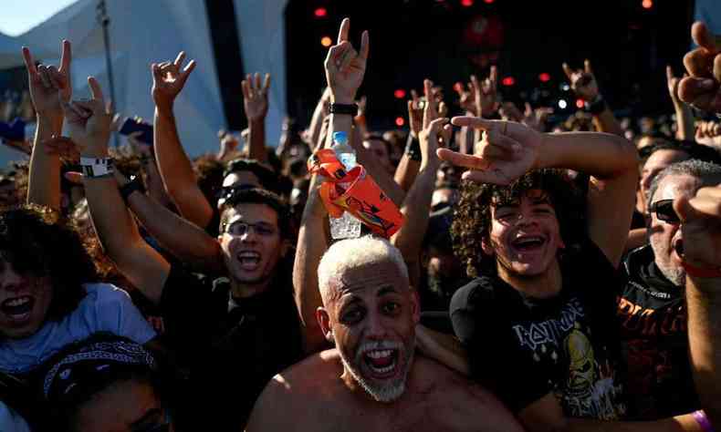 Pessoas da plateia demonstram entusiasmo no show da banda Black Pantera no Rock in Rio
