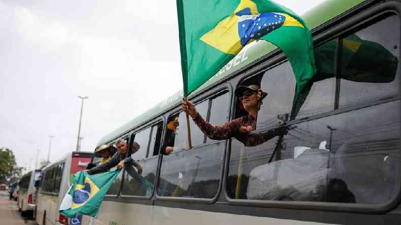 nibus com apoiadores de Bolsonaro e bandeira do Brasil