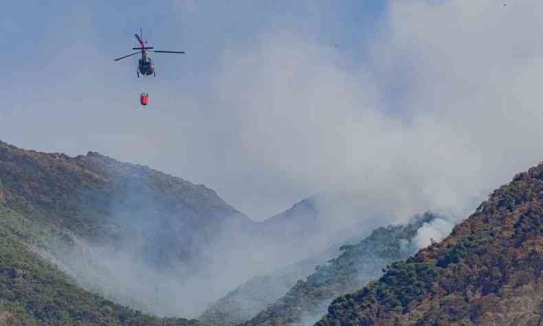 Helicptero dos bombeiros sobrevoa e ajuda a controlar incndio florestal na Serra da Mantiqueira