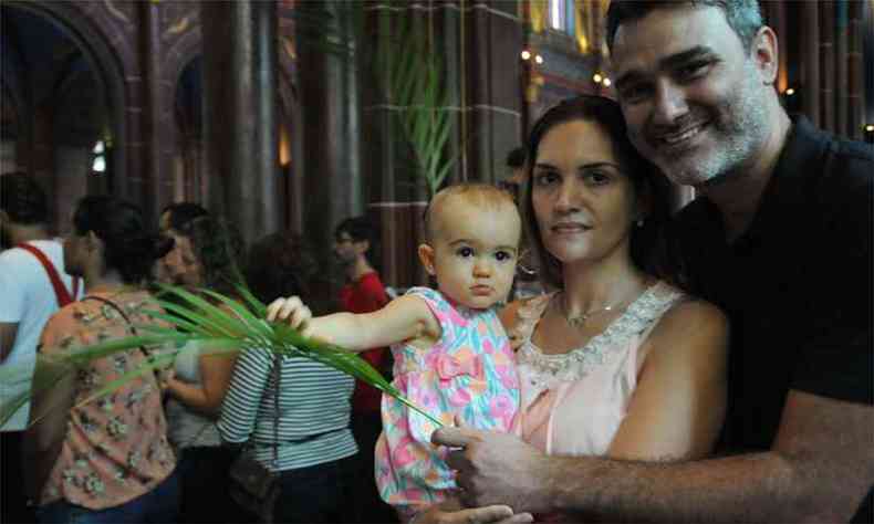 Osiris Vieira e a mulher, Andra Spelta, levaram a filha Clarice para as celebraes: 