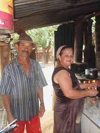 Morador de Macabas, rea rural de Itacambira, o casal de agricultores Jos e Alade Pereira s vai  rea urbana a cada dois meses para comprar mantimentos(foto: Luiz Ribeiro/EM/D.A Press)