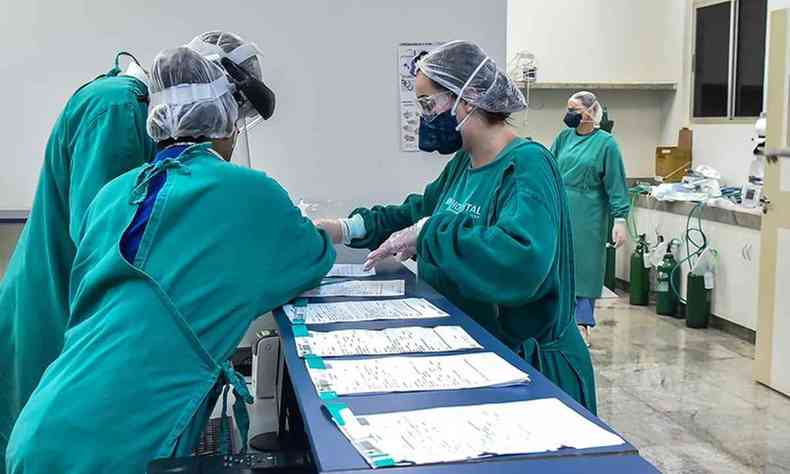 Equipe mdica do Hospital Regional de Uberaba analisa fichas de pacientes com a COVID-19