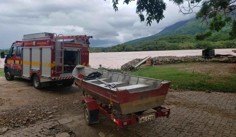 Bombeiros buscam jovem que se afogou no Rio Doce, em Governador Valadares