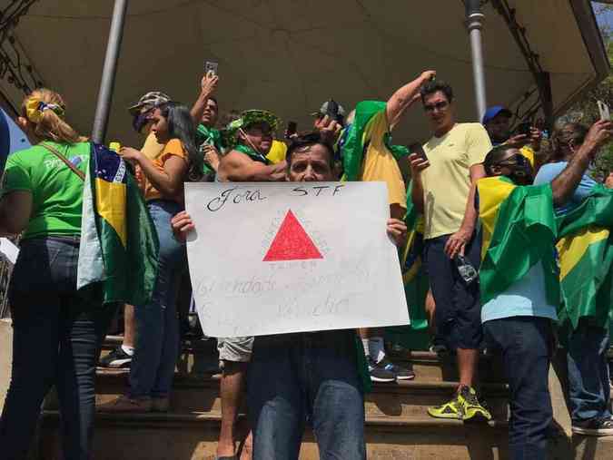 Manifestantes que apoiam Bolsonaro realizam ato na Praa da Liberdade Ramon Lisboa/EM/D.A Press