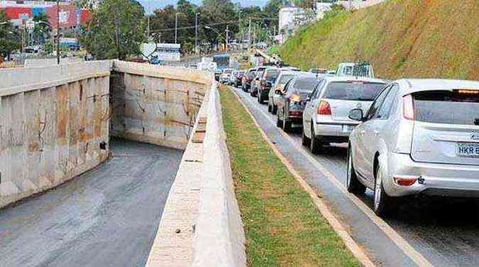 Com a liberao do acesso, veculos que seguem no sentido Nova Lima/BH no precisaro mais passar obrigatoriamente pelo Bairro Belvedere(foto: Beto Magalhes/EM/D.A.Press)