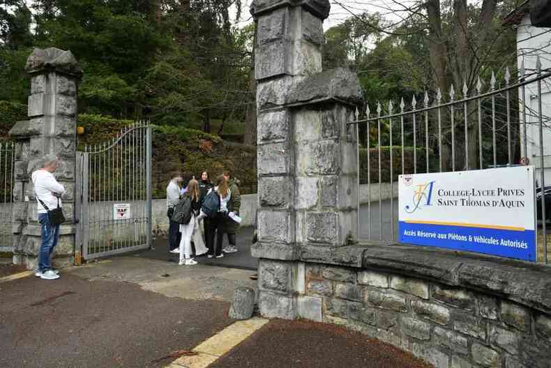 Entrada de escola em Saint-Jean-de Luz, onde ocorreu o crime