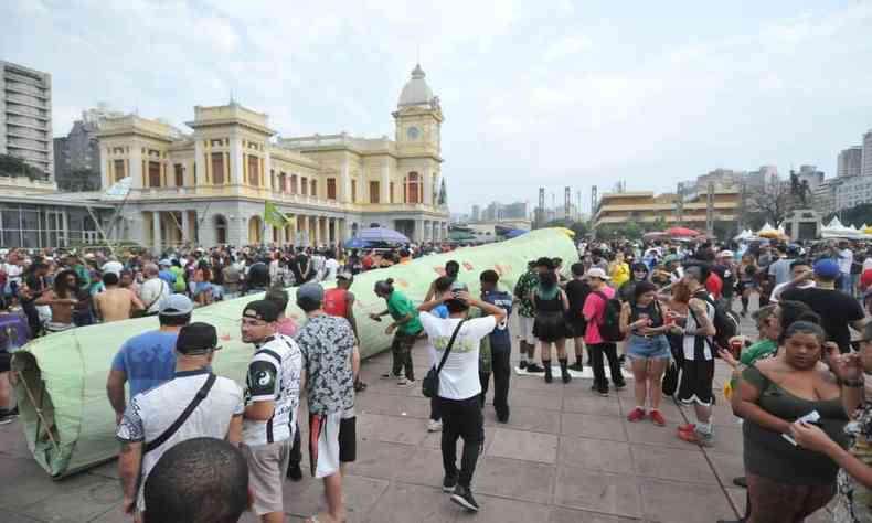 Manifestantes preparam 'baseado' gigante na Praa da Estao 