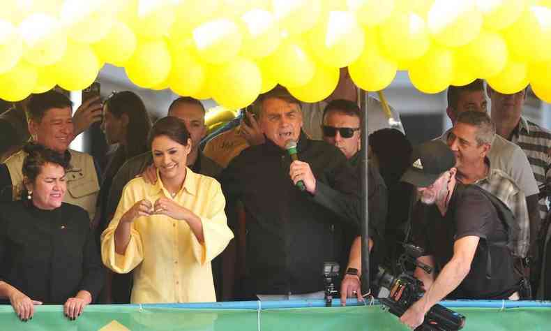 Jair Bolsonaro ao lado de Michelle em evento em Juiz de Fora