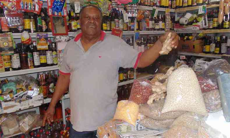 O comerciante Walter Pereira dos Santos comemora as vendas 50% maiores nesta poca do ano(foto: Luiz Ribeiro/EM/ D.A Press)