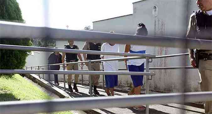 As duas adolescentes chegaram algemadas ao Frum de Igarap e foram escoltadas por sete policiais militares(foto: Moiss Silva/EM/D.A.Press)