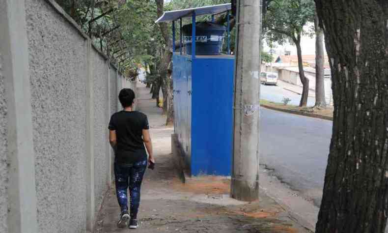 Banheiro est instalado no meio da calada da Avenida 31 de Maro(foto: Paulo Filgueiras/EM/D.A.Press)