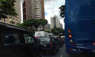 Motoristas enfrentam trnsito lento na Afonso Pena(foto: Joo Henrique do Vale/EM/DA Press)