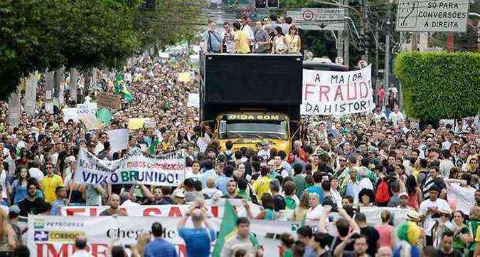 Milhares saram pelas ruas de So Paulo em protesto contra Dilma e o PT(foto: AFP PHOTO / Miguel SCHINCARIOL )