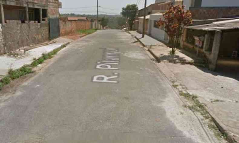 Rua Pitangui, no Bairro Vale do Amanhecer, em Igarap(foto: Reproduo/Google Street View)