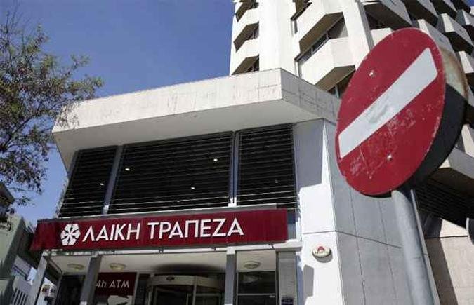 Bancos voltaro a funcionar a partir do dia 28, anunciou o ministro das finanas, Michalis Sarris(foto: Yiannis Kourtoglou / AFP)