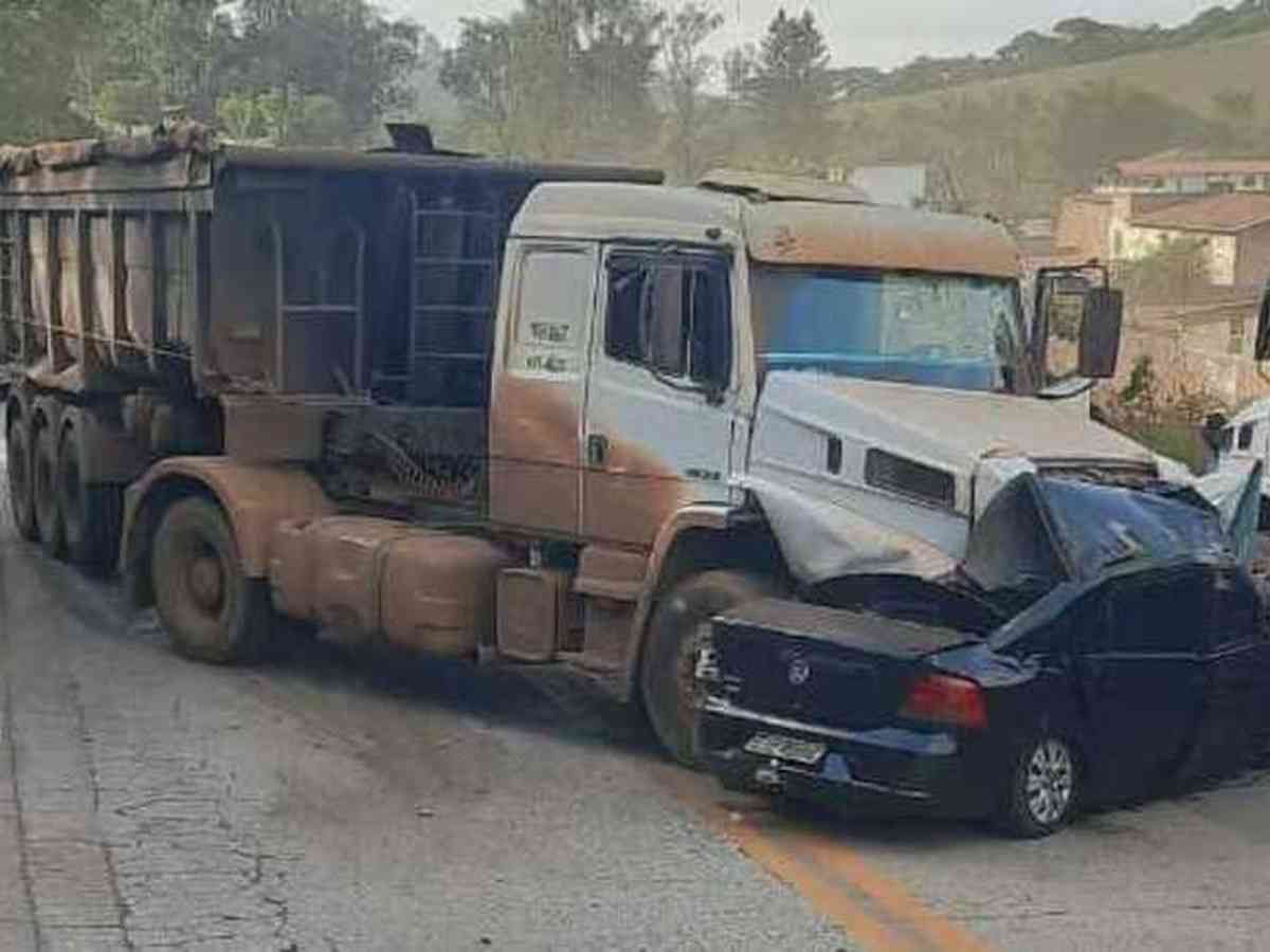 MG: acidente entre caminhão e micro-ônibus mata 14 pessoas