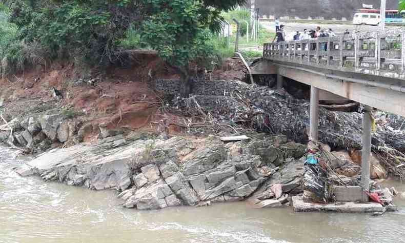 Cabeceira da ponte sofreu afundamento, segundo Defesa Civil, e por isso precisou ser interditada(foto: Sidney Lopes/EM/D.A PRESS)
