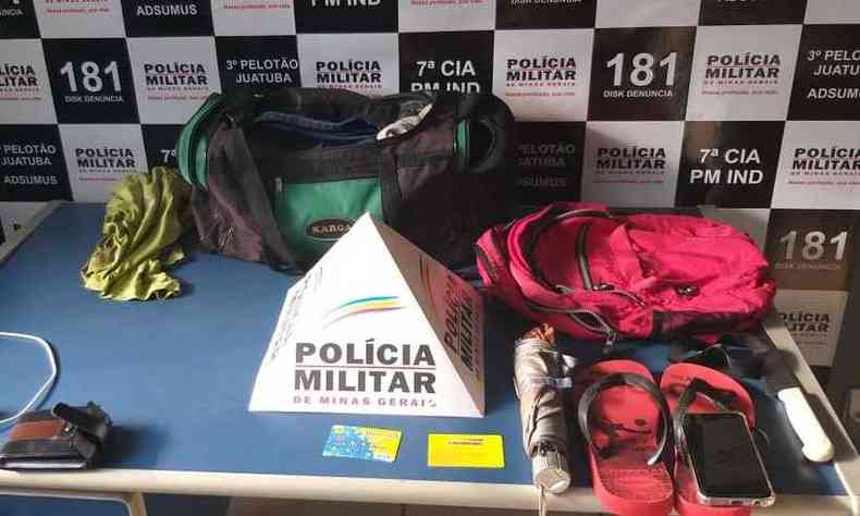 Pertences do suspeito apreendido pela PM (foto: Polcia Militar/ divulgao )