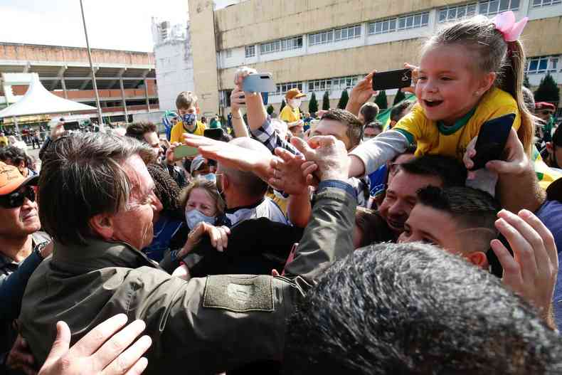 Sem mscara, Bolsonaro causou aglomerao em visita ao Maranho(foto: Alan Santos/PR)