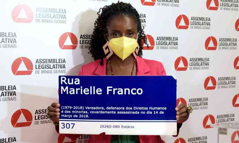 Andréia de Jesus, deputada estadual (PSOL-MG), segura placa que homenageia Marielle Franco