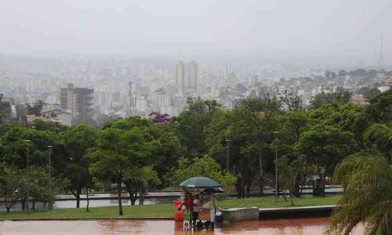 Na foto, vista da praa do Papa, em Belo Horizonte, com cu muito nublado