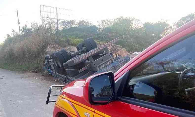 carreta capotada na BR-381