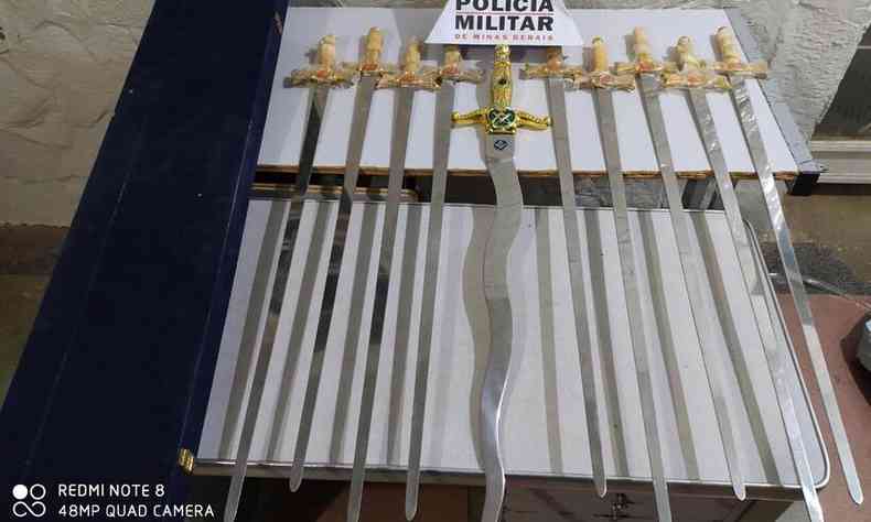Polcia recuperou e devolveu 10 espadas que foram roubadas da Loja Manica de Capito Enias(foto: Divulgao/PMMG)