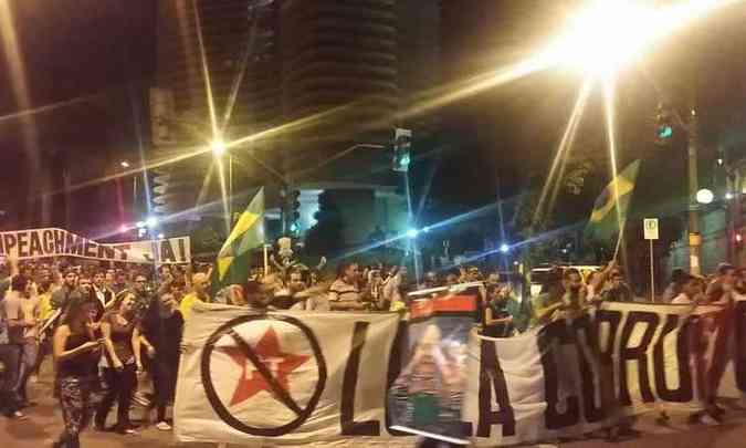 Em Belo Horizonte, manifestantes se reuniram na Praa da Liberdade e depois seguiram para a Praa da Savassi(foto: EM/D.A Press )