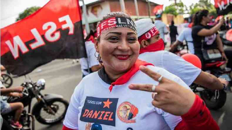 Mulher com faixa do FSLN e camiseta de Daniel Ortega