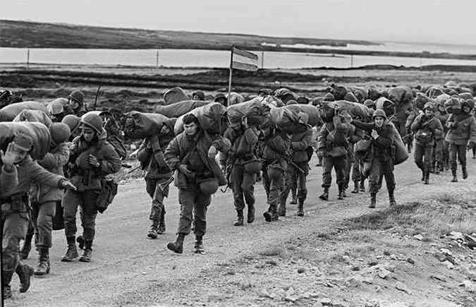 Soldados argentinos marcham durante a guerra contra o Reino Unido, em 1982(foto: AFP PHOTO / DANIEL GARCIA )