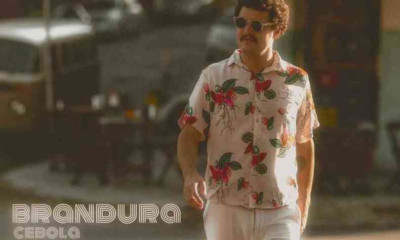 Musico Cebola caminha na rua na foto da capa de seu disco, chamado Brandura