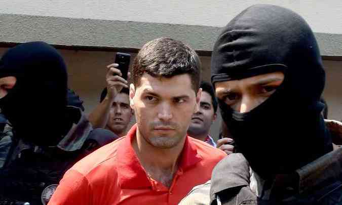 Tiago Rocha  escoltado por policiais do Departamento de Segurana, um dia depois de sua priso, em Goinia, em 16 de outubro de 2014(foto: AFP PHOTO/EVARISTO SA)