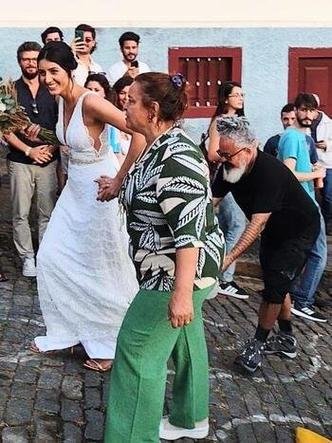 Noiva atravessa multid�o, nas ruas de Ouro Preto, com a ajuda de Ronaldo Fraga, que segura o vestido dela