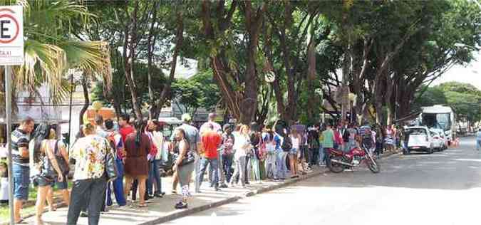 Centenas de eleitores procuram o nibus TRE-Aqui, que est em Venda Nova, na Avenida Padre Pedro Pinto, em frente  Administrao Regional da prefeitura(foto: Gladyston Rodrigues/EM/D.A Press )