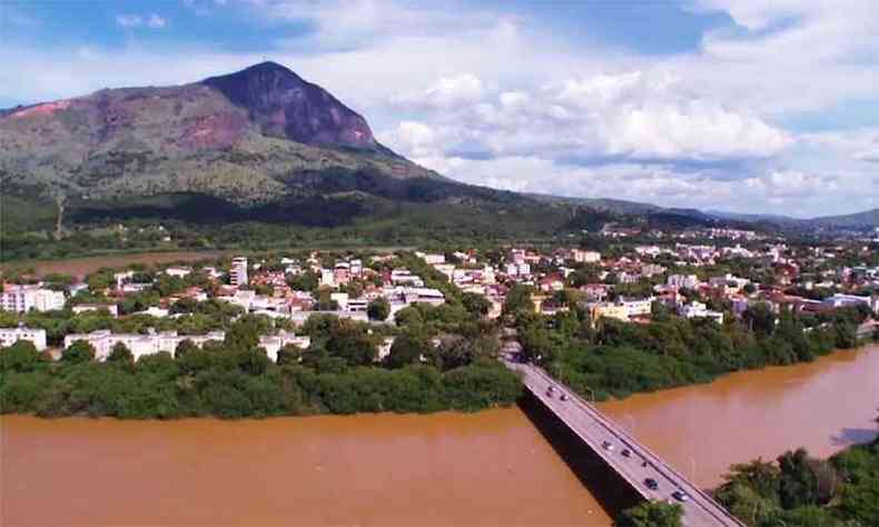 Rio Doce corta Governador Valadares(foto: Reproduo da internet/Facebook/prefeituragv)