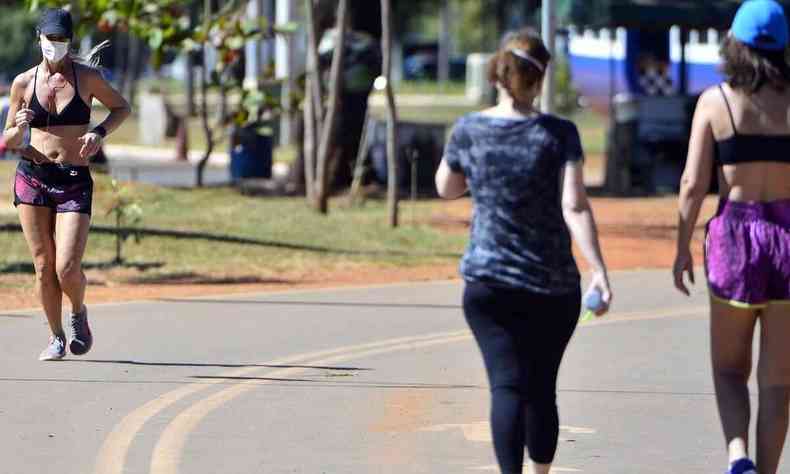 Mulheres se exercitam, caminhando e correndo ao ar livre