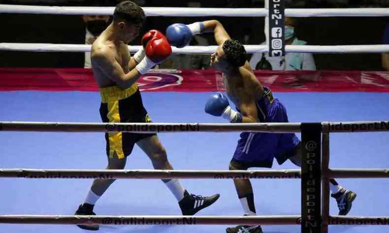 Harold Ardon (L) e Angel Blass lutam em noite de boxe no Alexis Arguello Sports Center, em Mangua, na noite desse sbado (25-04)(foto: INTI OCON / AFP)
