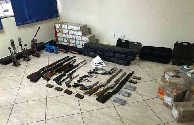 Armas e munio de diferente calibre foram apreendidos(foto: Polcia Militar/Divulgao)