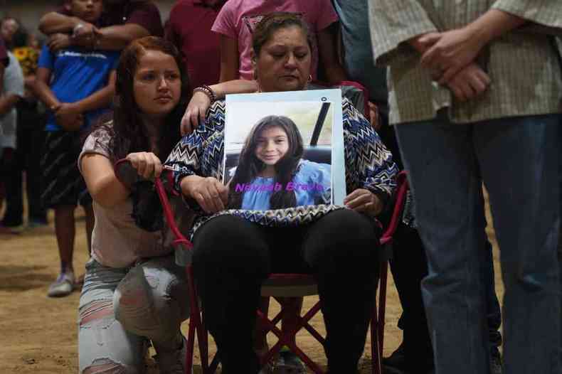 Mãe exibe foto da filha morta no massacre em escola de Uvalde, nos EUA