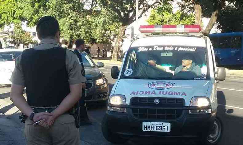 No mesmo posto, ambulncia teve a passagem liberada(foto: Jair Amaral/EM/DA Press)