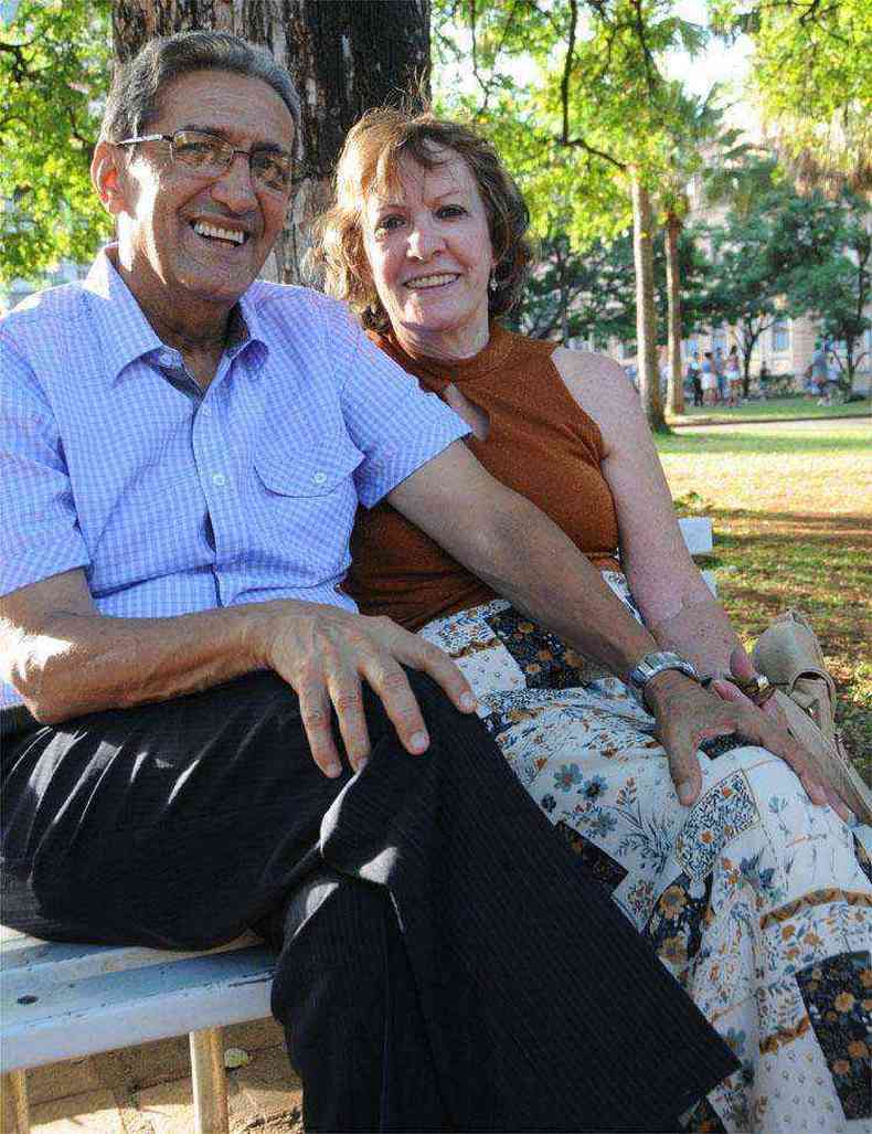 'No tenho lembrana do tempo da mocidade. Vivo o agora e sou feliz.' - O aposentado Jos Ccero dos Santos, de 68 anos, com a namorada, a aposentada Alade Mouro Lima, de 70, na Praa da Liberdade. (Mrcia Maria Cruz)