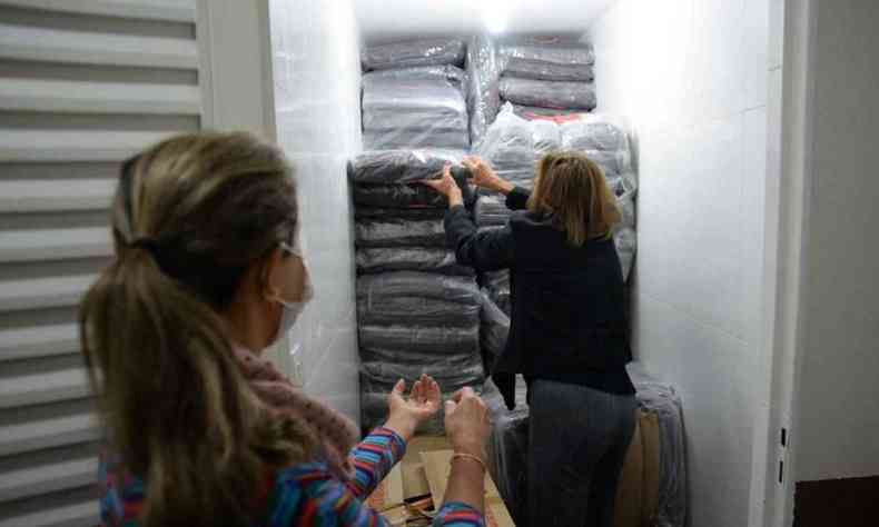  Preparação para distribuição de cobertores para população afetada pelo frio.