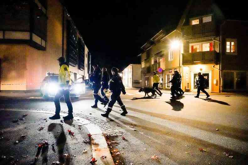 Policiais isolaram ruas de Kongsberg