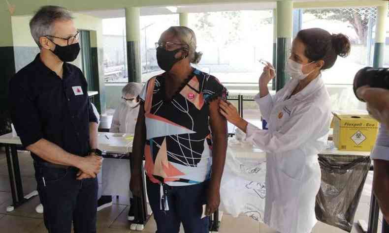 Zema acompanhou a vacinao em Pompu na manh desta sexta-feira (28/5)(foto: Agncia Minas)