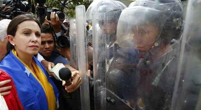 Deputada de oposi��o Mar�a Corina Machado tenta entrar na Assembleia Nacional, mas � impedida pela pol�cia(foto: Jorge Silva/Reuters)