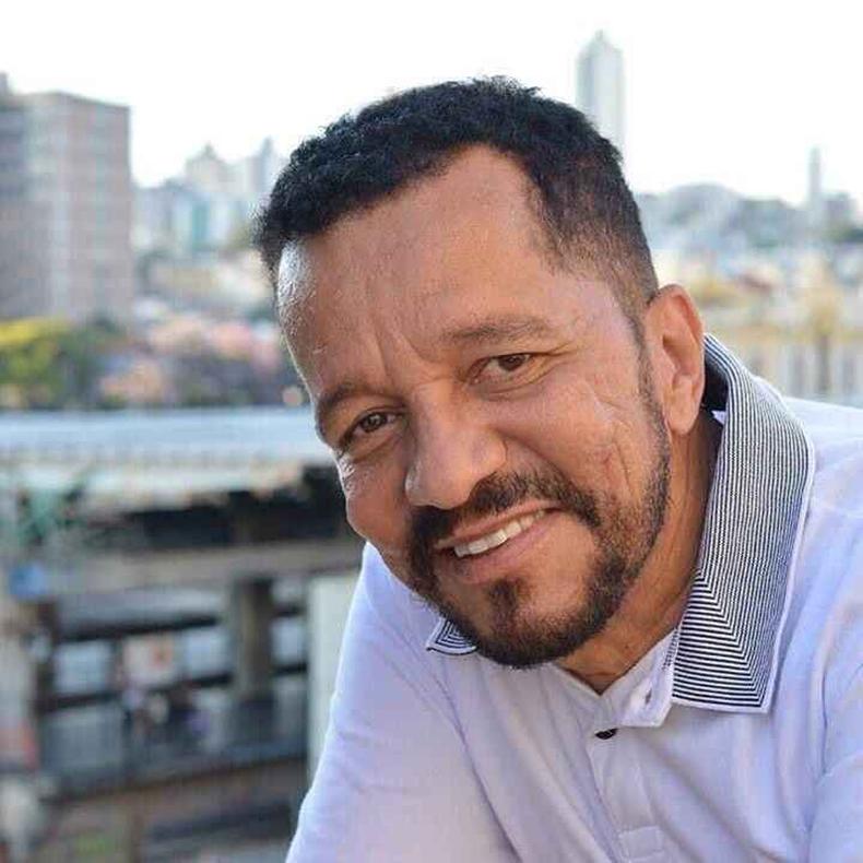 Ney Mouro aparece em primeiro plano, com Belo Horizonte ao fundo. 
