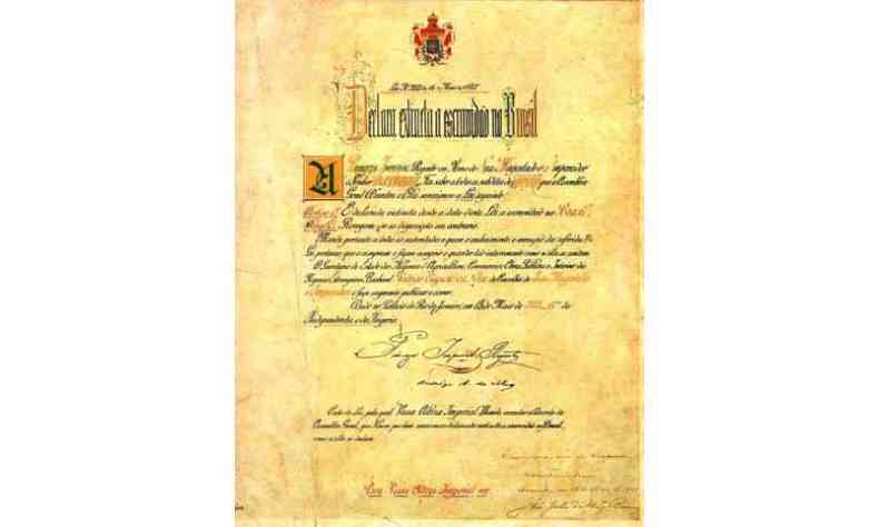 Cpia do documento da lei original assinada pela princesa Isabel em 13 de maio de 1888. O papel parece manchado pelo tempo e est amarelado. As letras so caligrficas.