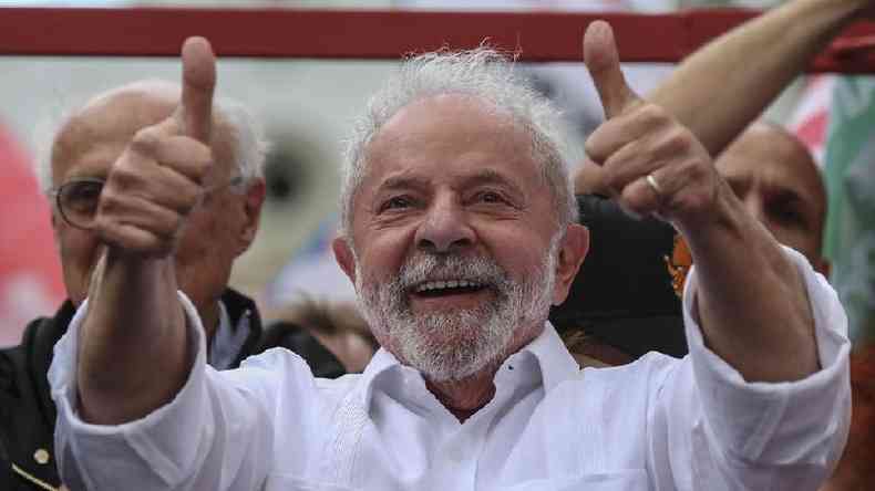 Lula cumprimenta apoiadores em agenda de campanha