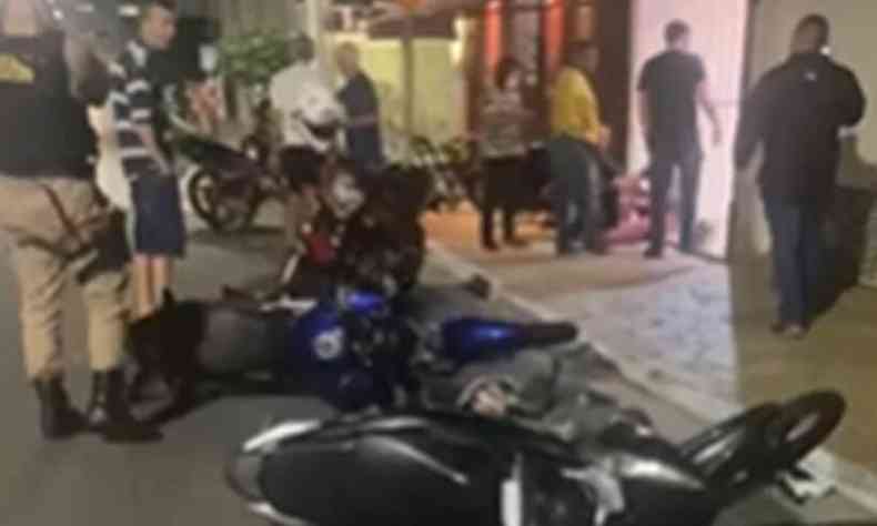 Carro atinge motos, carro e motoboys em Pouso Alegre